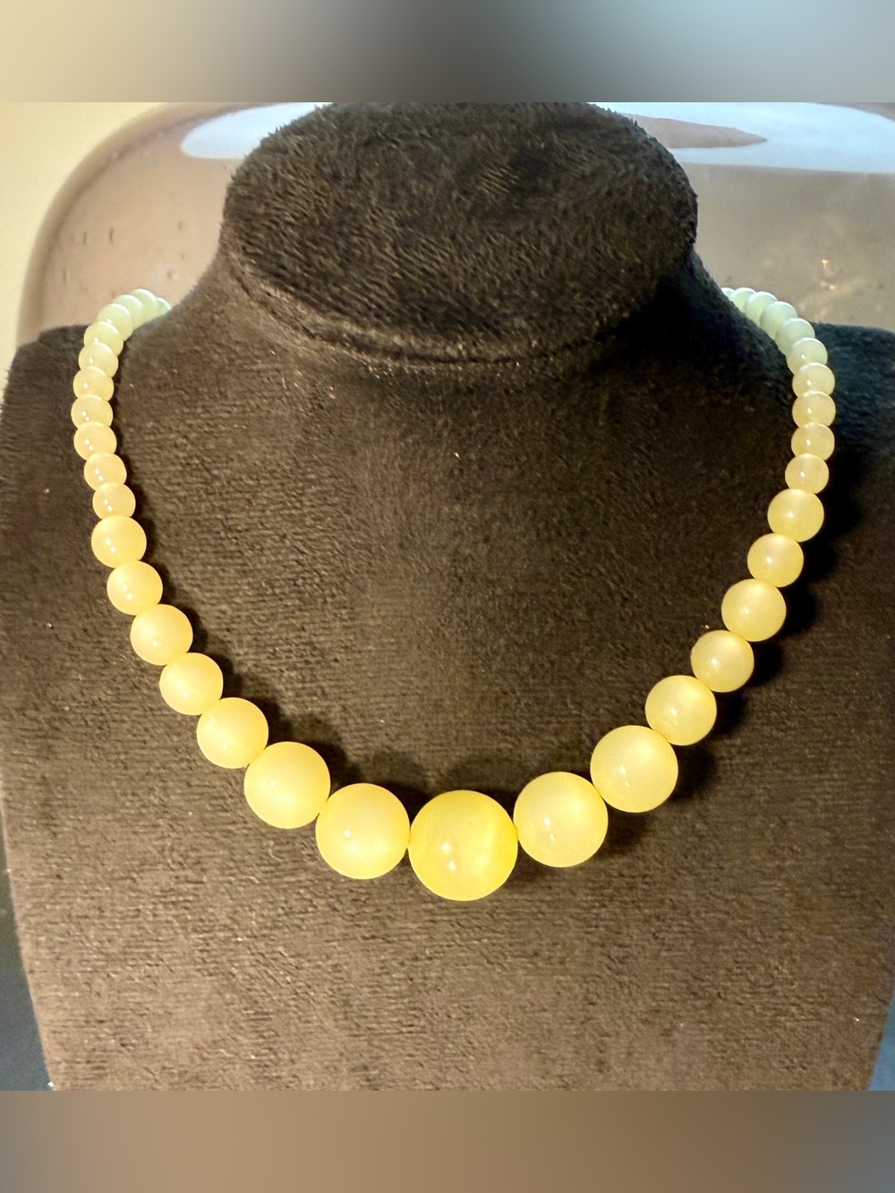 Vintage 1950s/1960s Graduated Yellow Moonglow Lucite Collar/Choker Necklace
